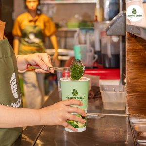 Khi một bạn trẻ cầm trên tay ly trà sữa ô long Ôlong Châu, đó không chỉ là một ly đồ uống đẹp mắt. Đó là trà ô long Tứ Quý Cầu Đất được tuyển chọn kỹ lưỡng.