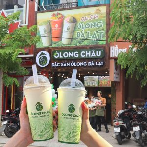 Người trẻ Sài Gòn bên ly Ôlong Châu — chọn một ly trà Việt cũng là một cách nói về gu của mình.