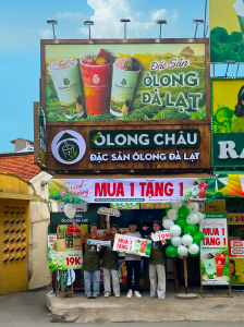 Không gian cửa hàng được thiết kế để khách có thể linh hoạt mua mang đi hoặc ngồi lại thưởng thức